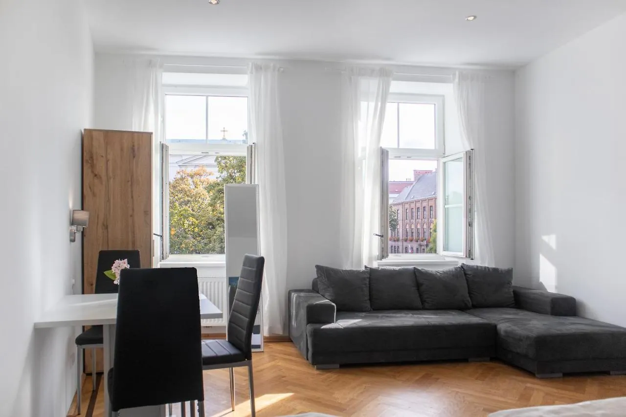 Superb 7Br Shared Apartment- Near Hauptbahnhof Wien 0*,  Österreich