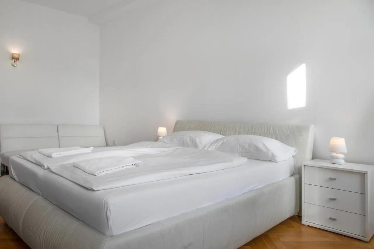 Superb 7Br Shared Apartment- Near Hauptbahnhof Wien 0*,  Österreich